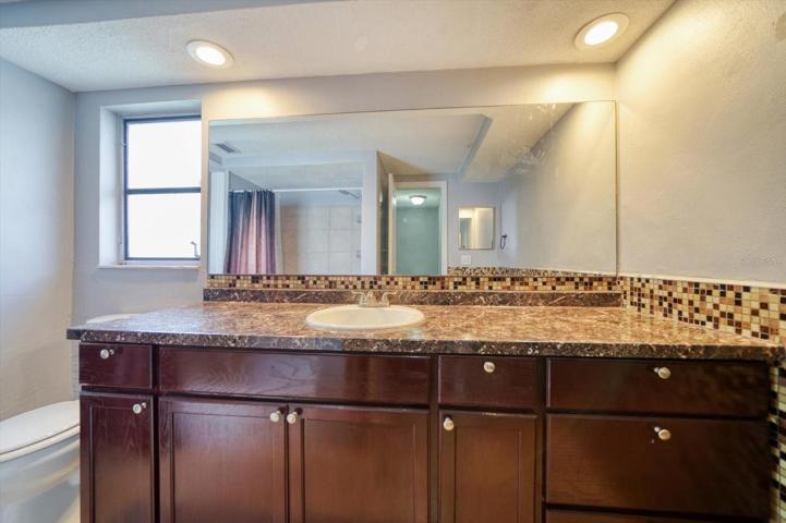 Master semi-ensuite bathroom