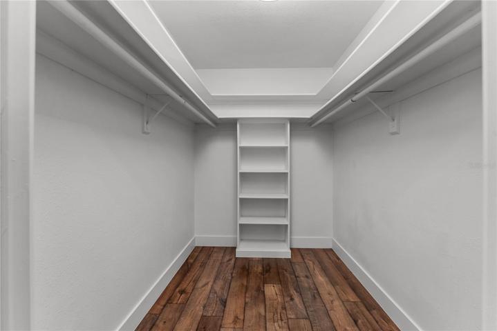 Walk-In-Closet
