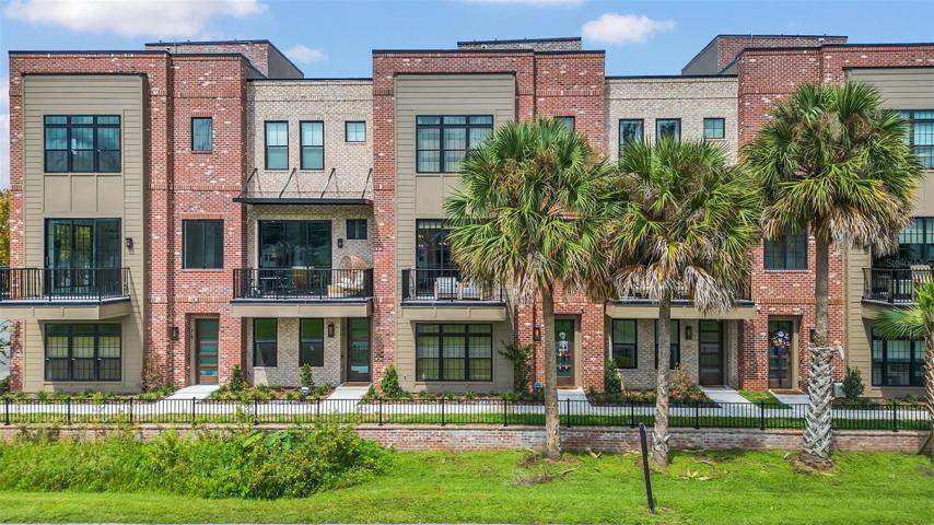 Welcome to the PRESTIGIOUS 60 N Park Ave....