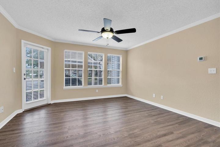 Great Room w/ Panoramic Windows and New Blinds