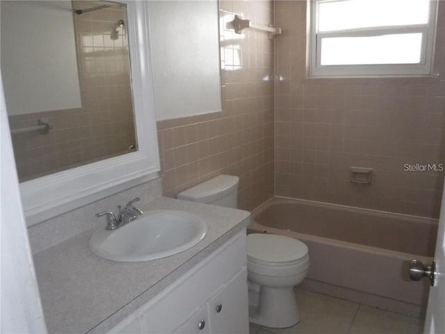 Bathroom w/ tub