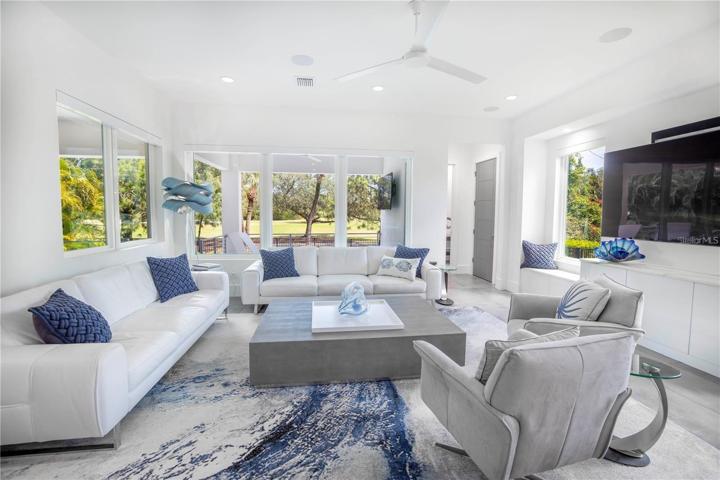 SPACIOUS LIVING SPACE WITH VIEWS OF THE GOLF COURSE