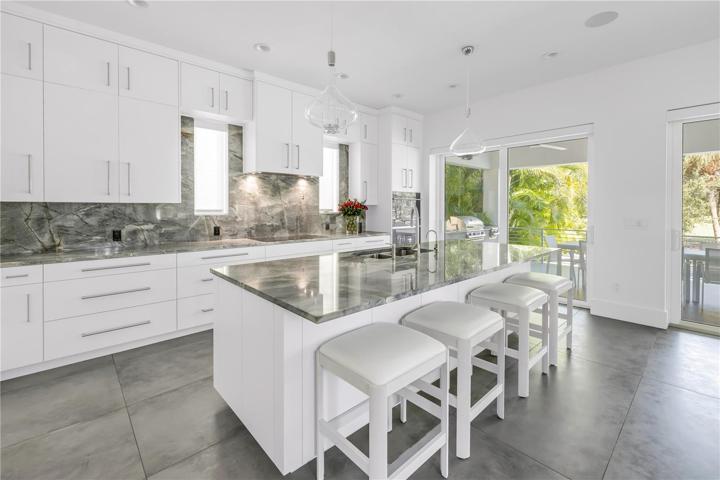 LARGE ISLAND FOR ENTERTAINING