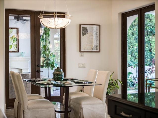 Clear views to the outside bring the greenery in.