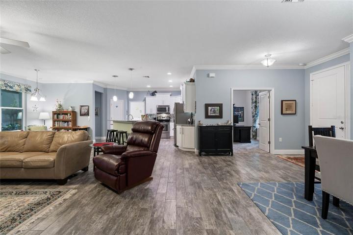 LIVING ROOM/DINING COMBO
