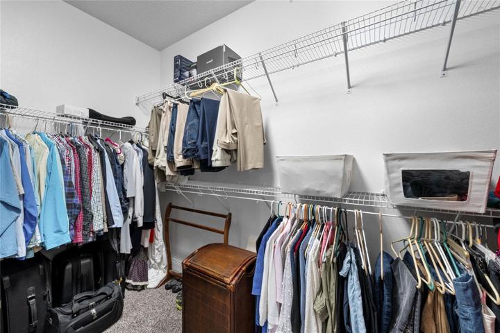 WALK IN CLOSET