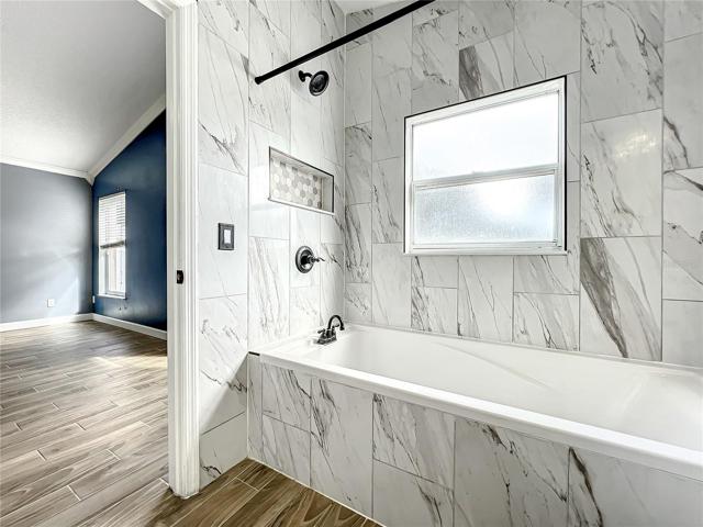 Owners' Garden tub/Showerhead-2