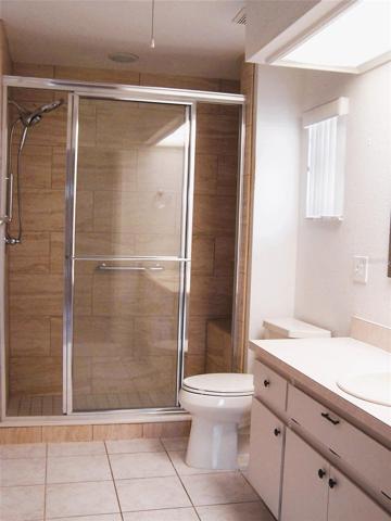 Master Bath w/large shower/built-in seat