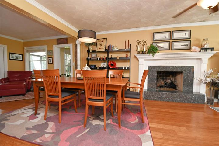 The dining area provides ample space for a large table, perfect for hosting family meals or gatherings with friends.