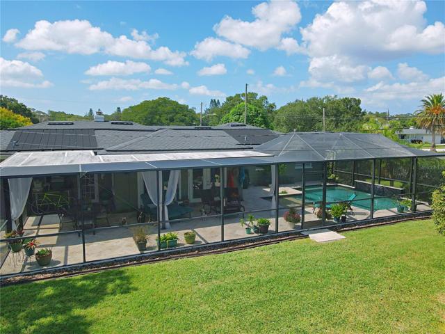 The highlight of this property is undoubtedly the stunning pool area and covered/screened-in lanai.