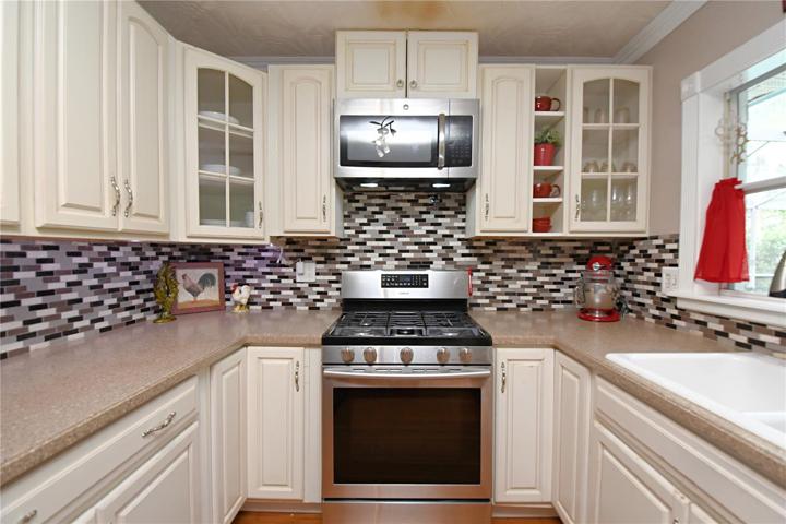 Another view of the kitchen.