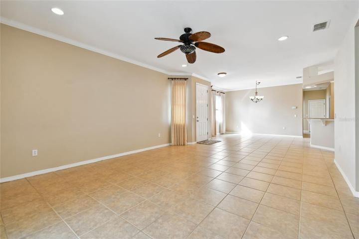 LIVING ROOM/DINING ROOM