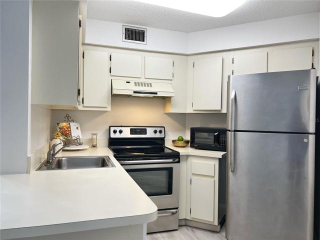Nice Kitchen Area with Breakfast Bar