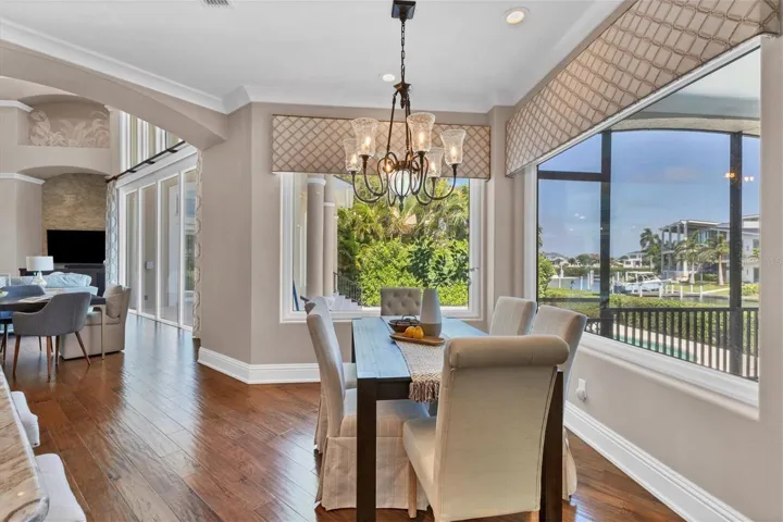 Eat-in kitchen area for casual dining