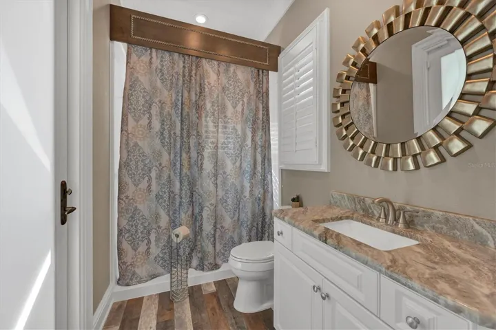 Pool bath/En Suite off Guest Bdrm 1