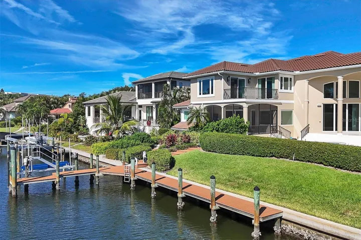 100' on Deep Water Canal and new Trek dock