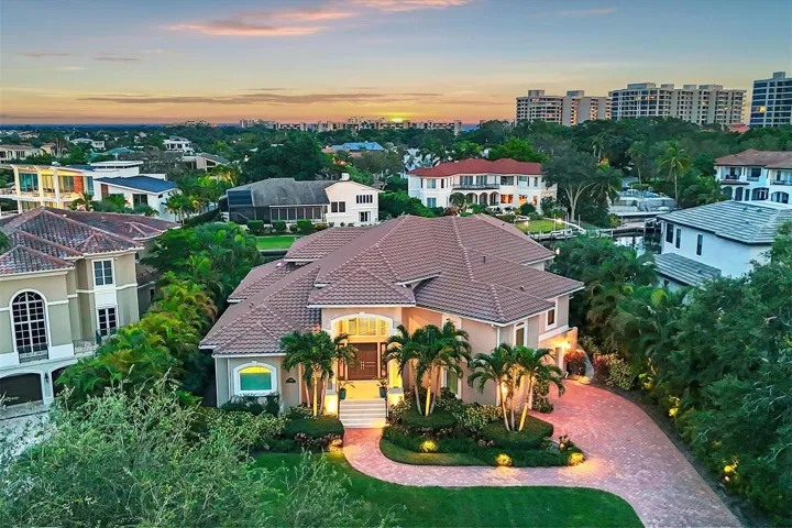 Home is located on a private cul e sac street only 3 homes from tip lot