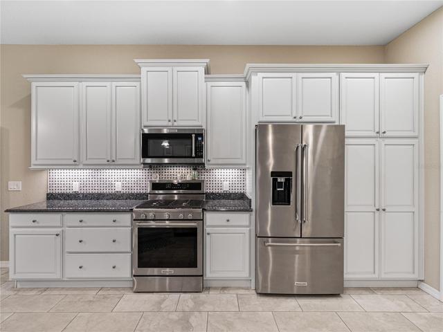Kitchen w/pantry on right side of refrigerator