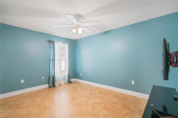 Middle bedroom