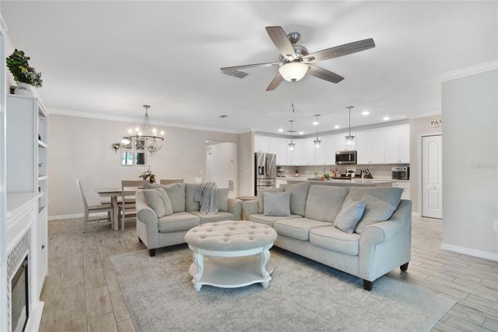 LIVING/DINING.