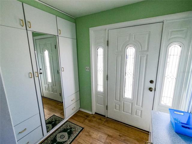 Entrance/Foyer has plenty of built-ins