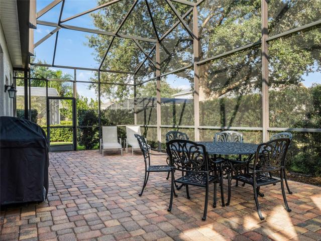 Extended screened patio area for entertaining
