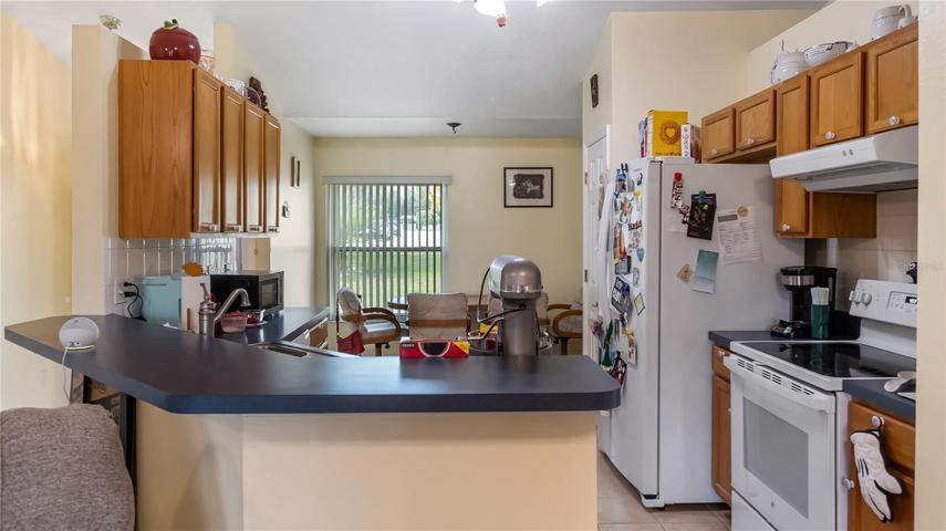 Breakfast Bar and Kitchen
