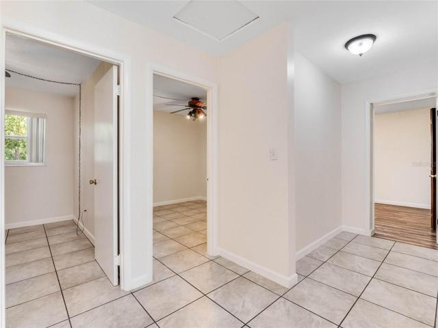 Spacious entry area to bedrooms!