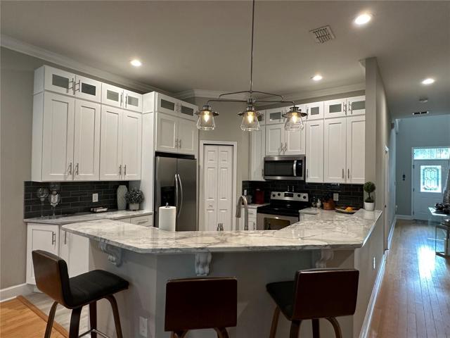 Kitchen with Breakfast Bar