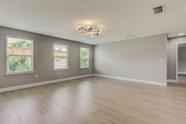 Over-sized Loft-Right View