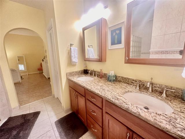 PRIMARY BATH WITH DUAL SINKS