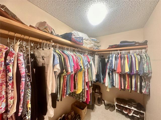 WALK IN CLOSET
