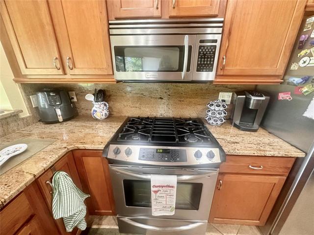 GAS RANGE AND STAINLESS APPLIANCES