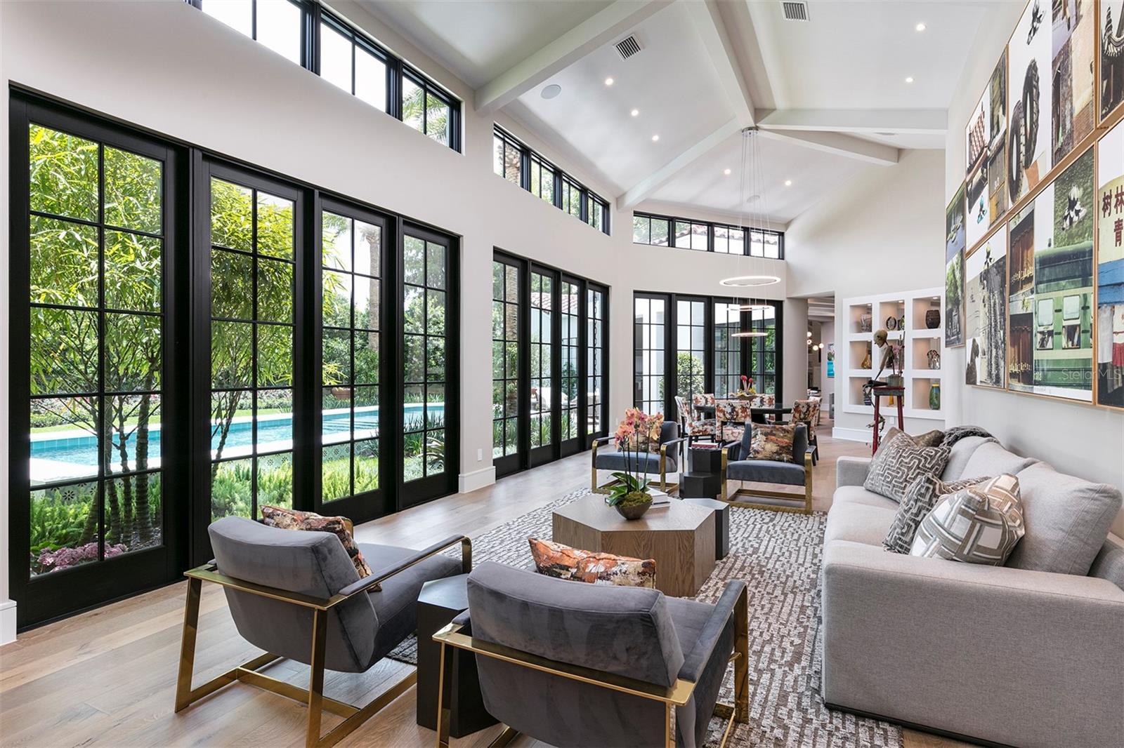 Living Room/Gallery