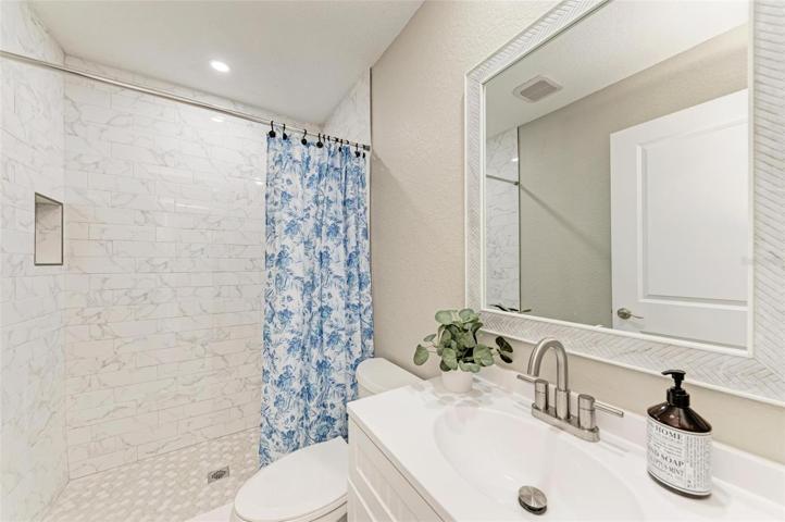 Guest bathroom 1