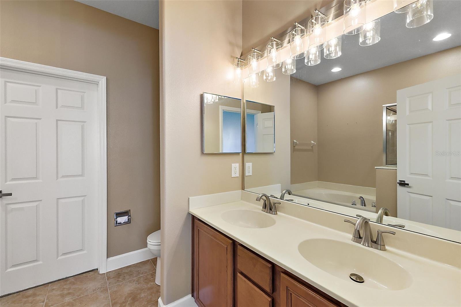 1st floor Master Bathroom
