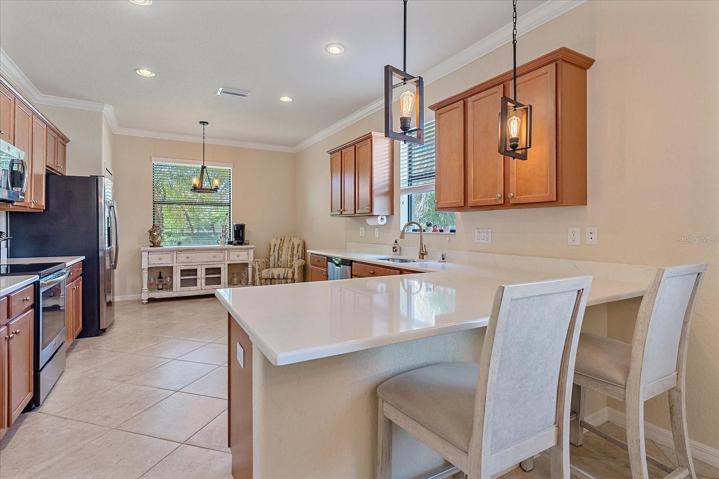 Breakfast bar w/eat-in Kitchen