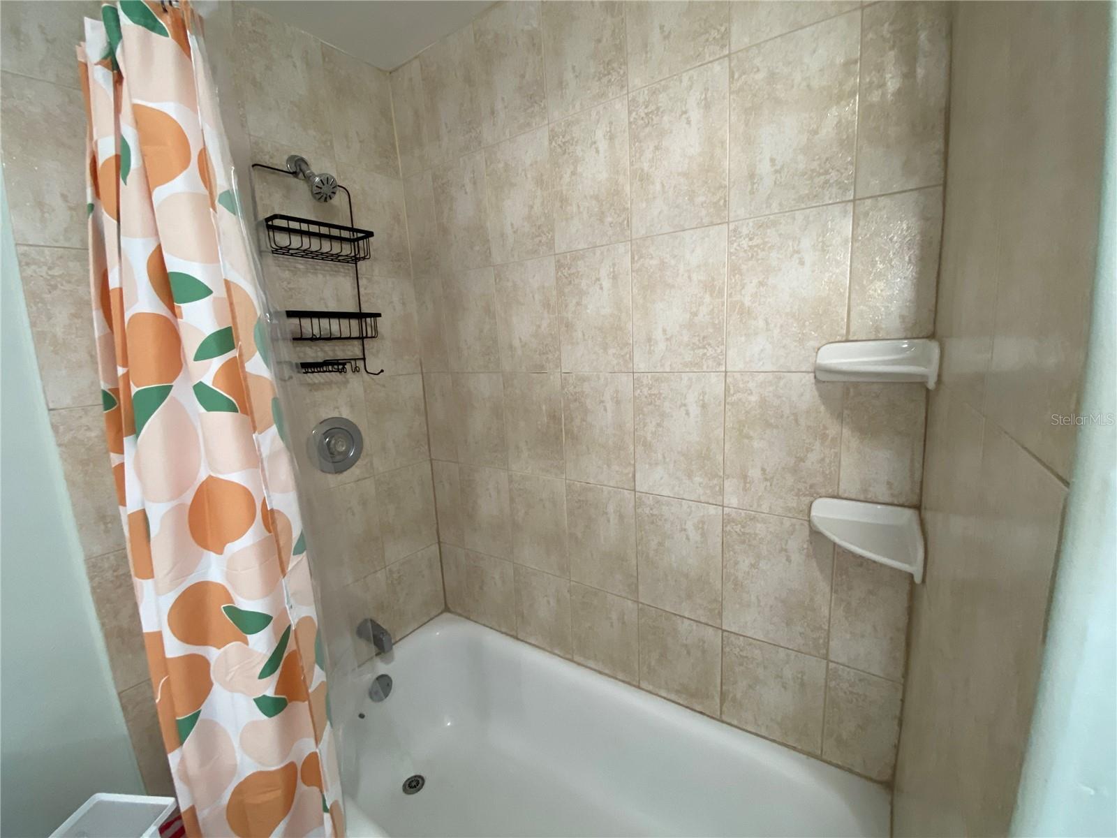 Bathroom, shower/tub