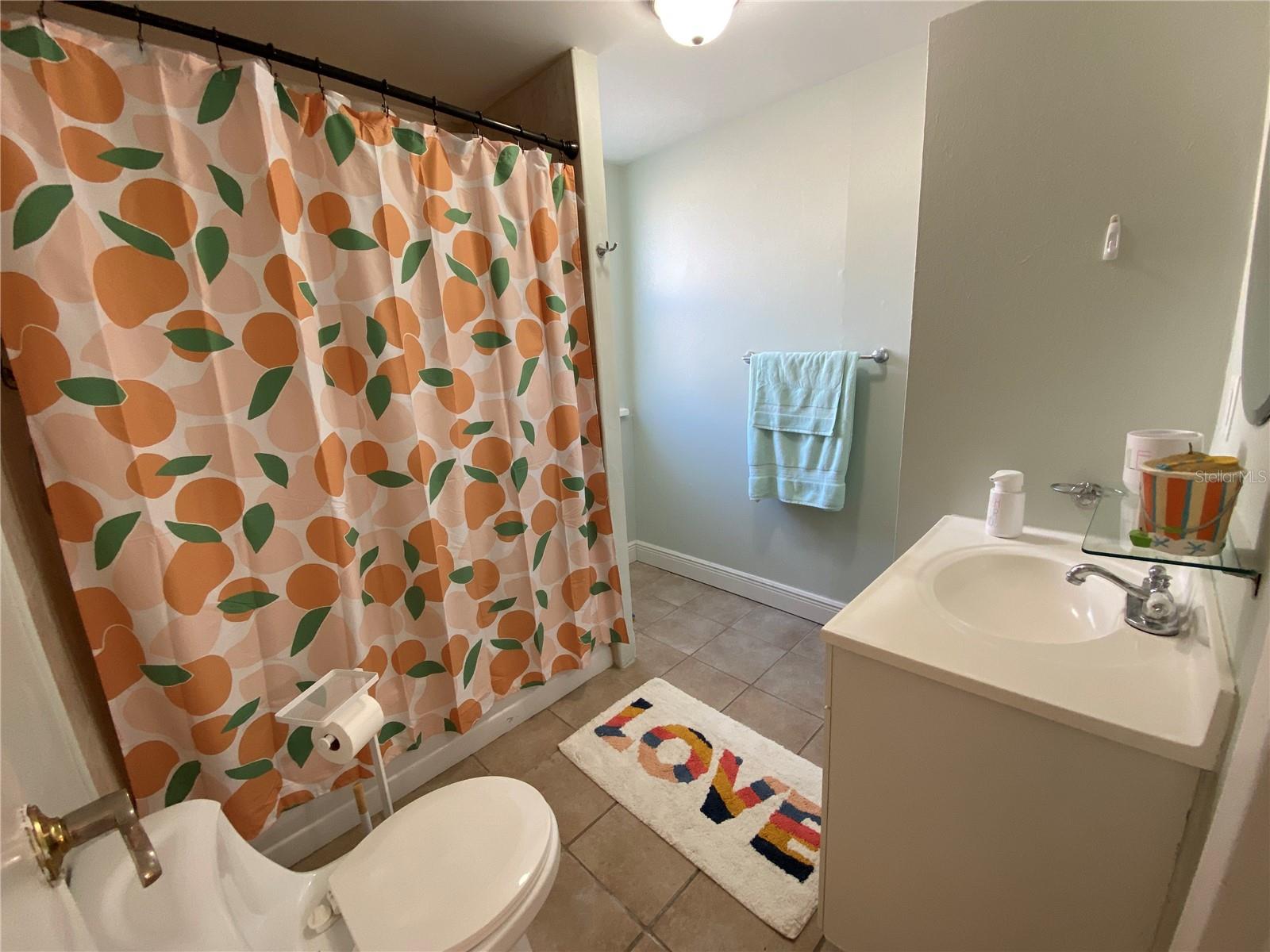 Bathroom, shower/tub