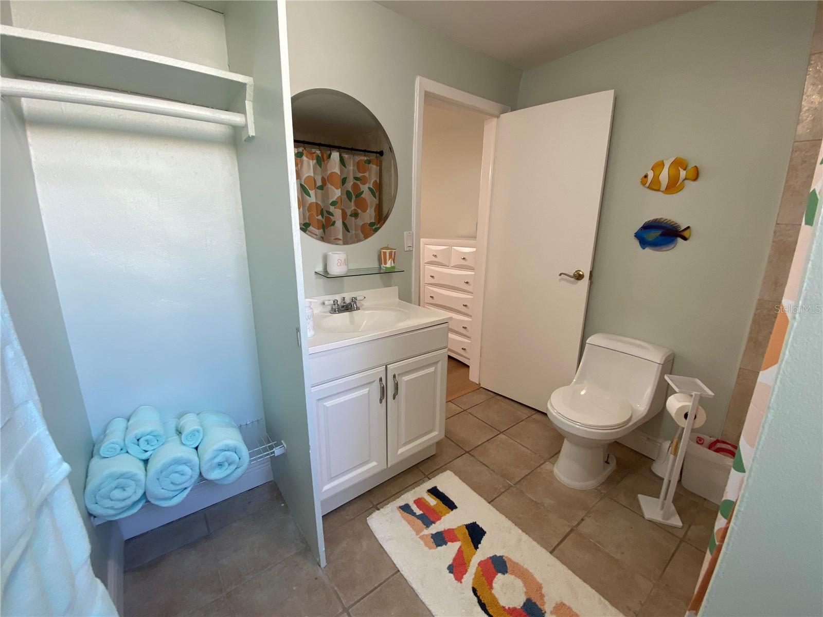 Bathroom, shower/tub