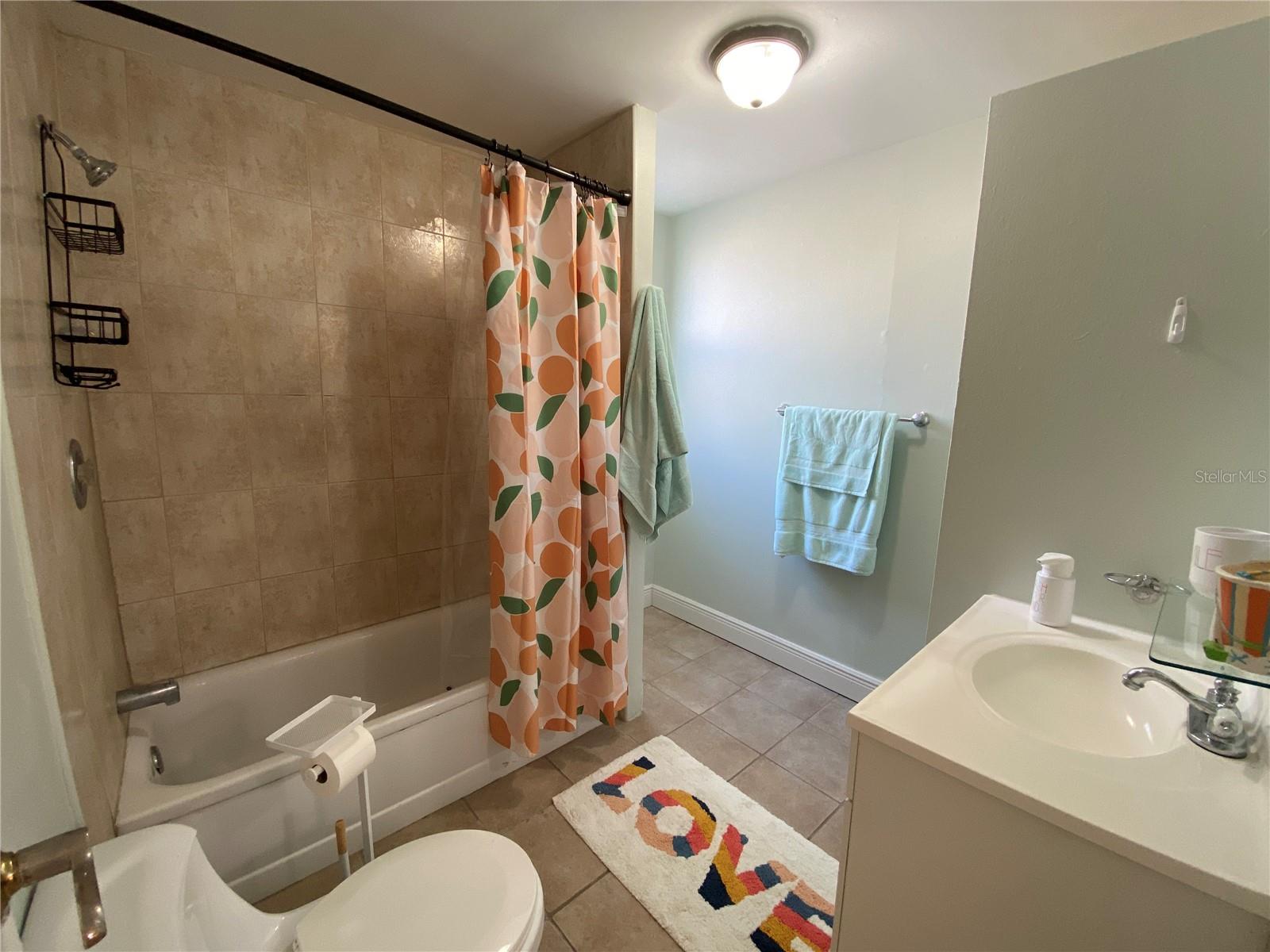 Bathroom, shower/tub