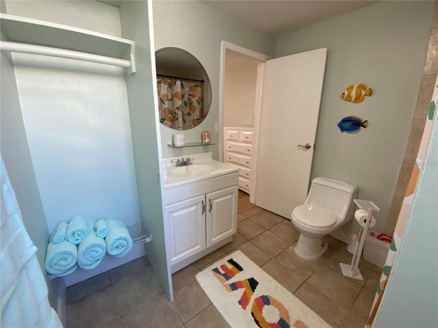 Bathroom, shower/tub
