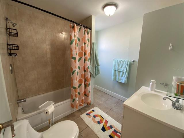 Bathroom, shower/tub