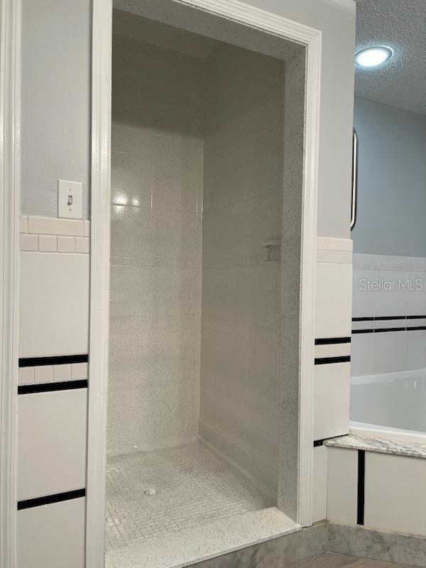 MBR Walk-in-shower.