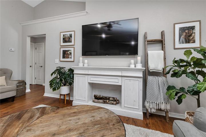 Split floor plan with 3 guest bedrooms separate from primary bedroom
