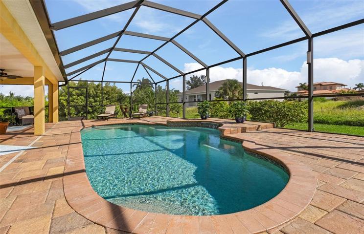 Heated Swimming Pool w/Build-In Seating and Fountain