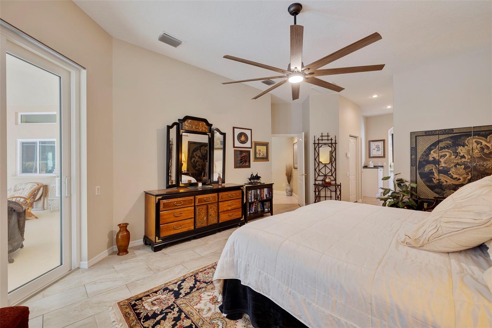 Master bedroom with Sliding door to Lanai