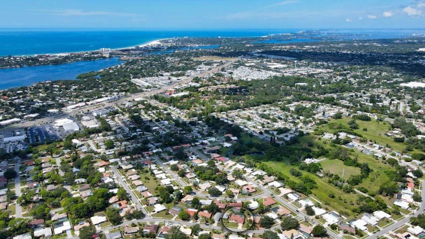 Aerial showing the proximity to the Crystal White Sand on World Famous Siesta Key Beaches