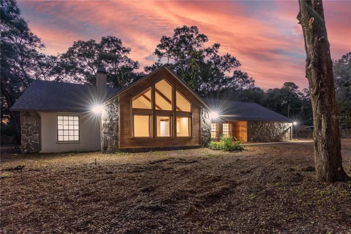 Unique Ranch style home sitting on 1.09 acres in Valrico