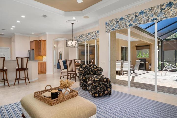 Family room, dinette, breakfast bar